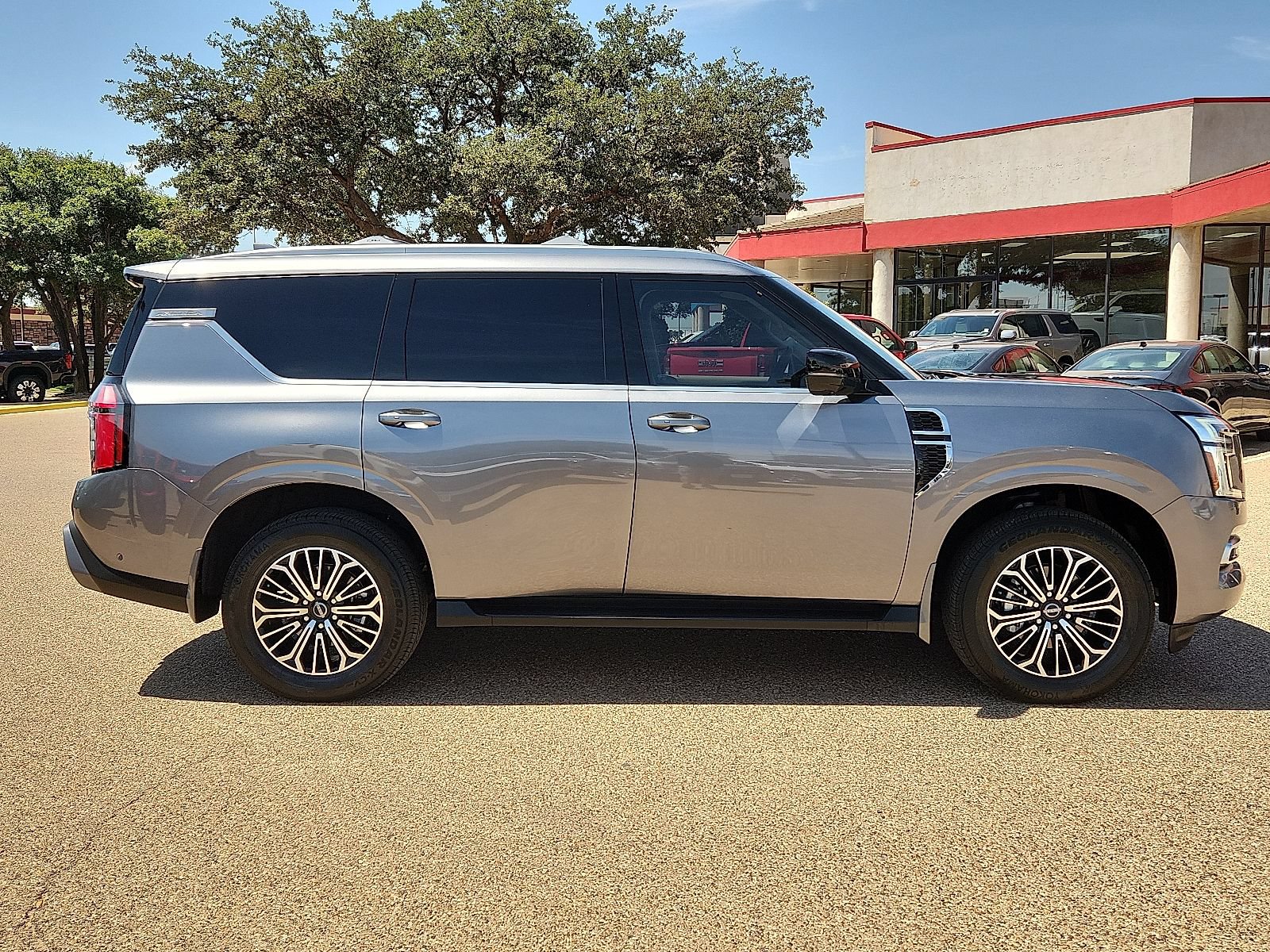 Used 2025 Nissan Armada Platinum w/ Convenience Package RWD image 5