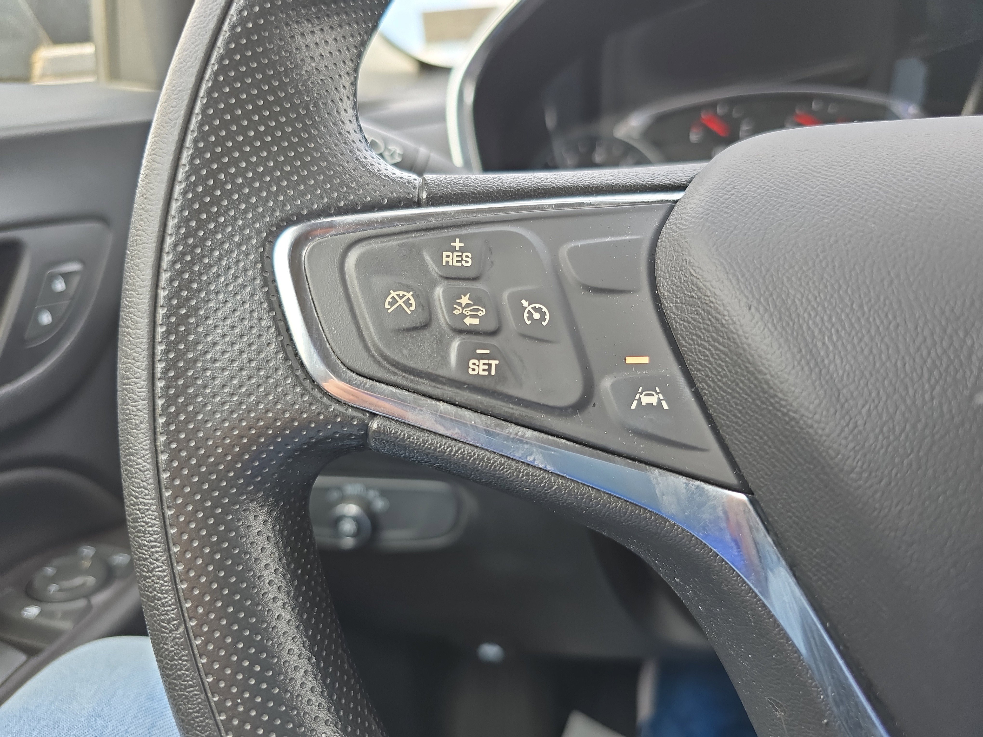 Used 2021 Chevrolet Equinox LT w/ LPO, Cargo Package image 19