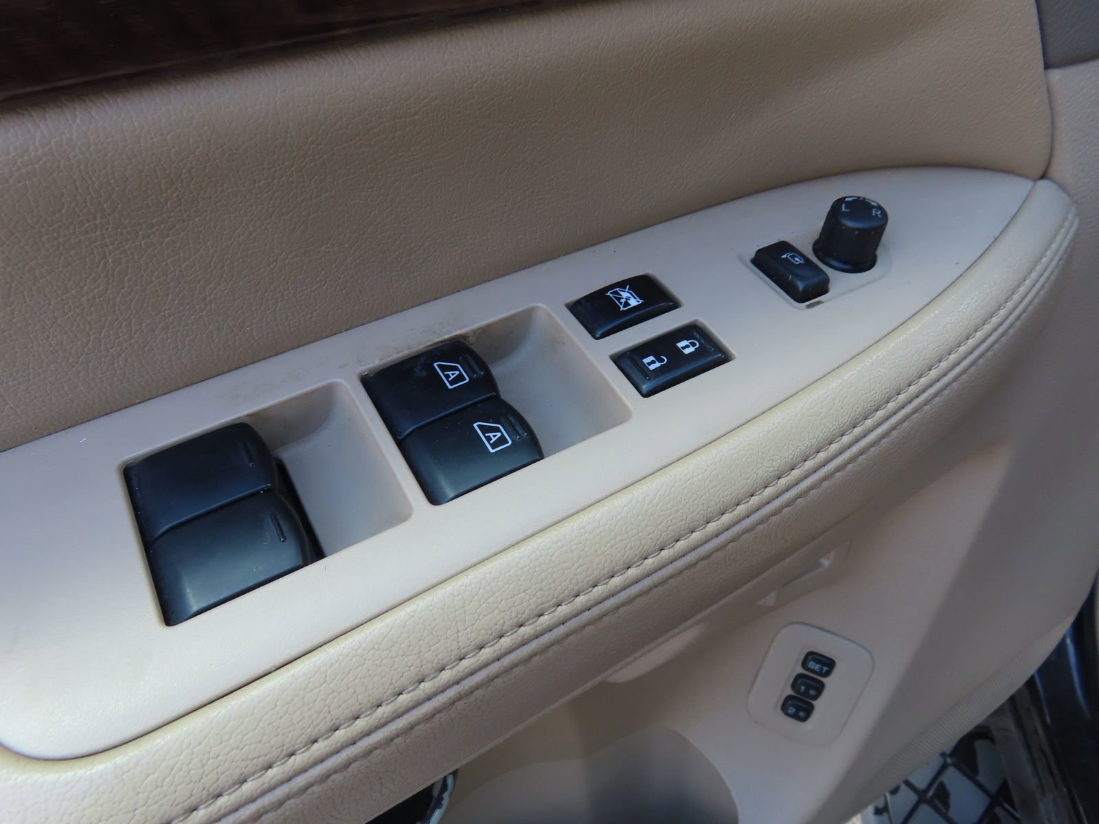 Used 2011 Nissan Armada Platinum AWD/4WD image 12