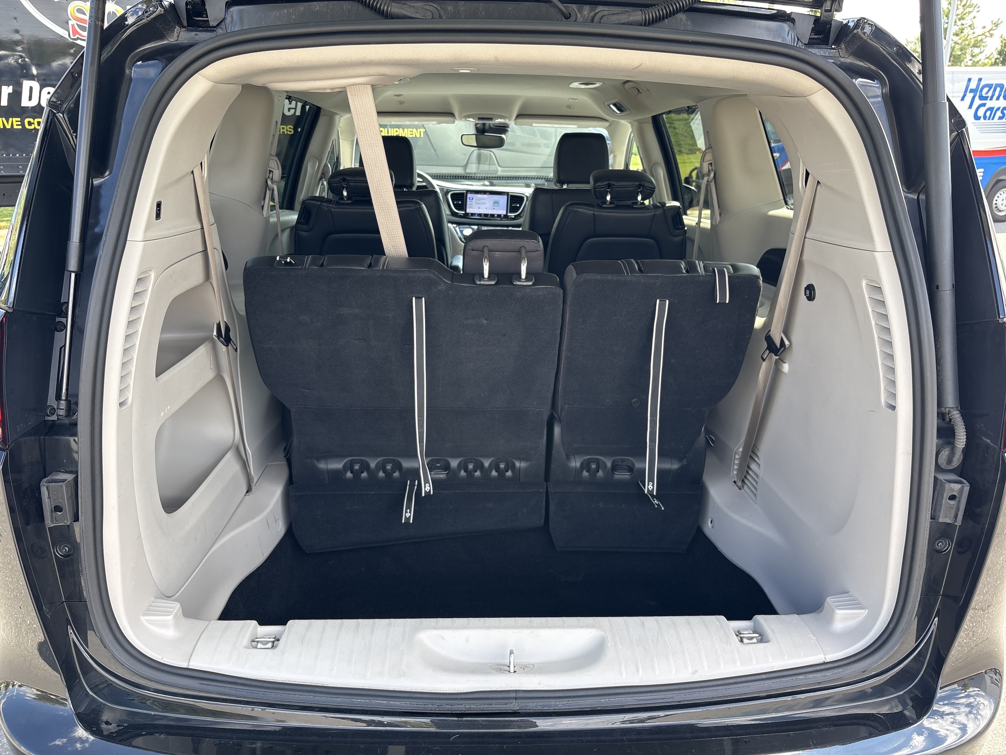 Used 2023 Chrysler Pacifica Touring-L FWD image 34