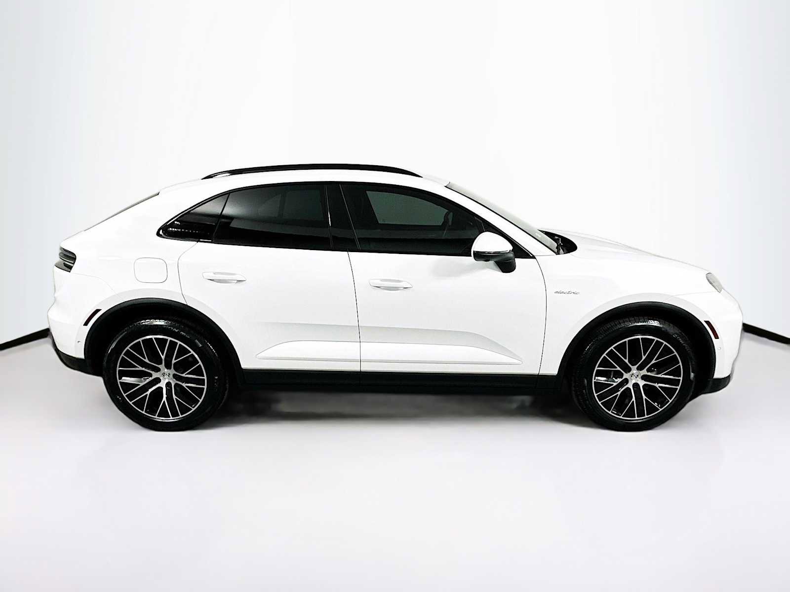 Certified 2025 Porsche Macan Electric image 8
