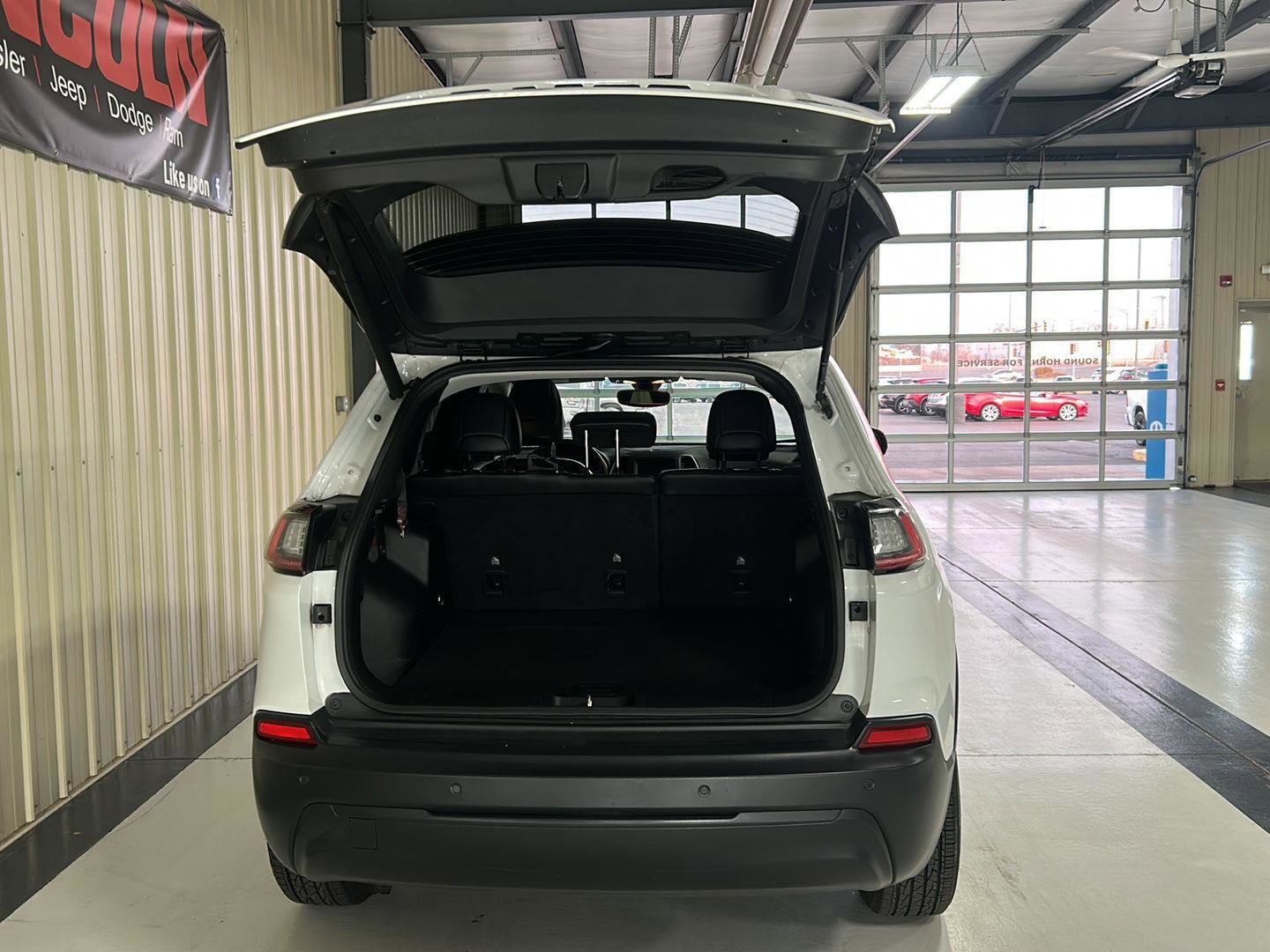 Used 2019 Jeep Cherokee Latitude Plus w/ Comfort/Convenience Group image 9