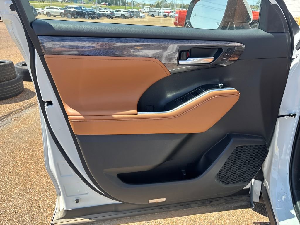 Used 2025 Toyota Highlander Platinum image 6