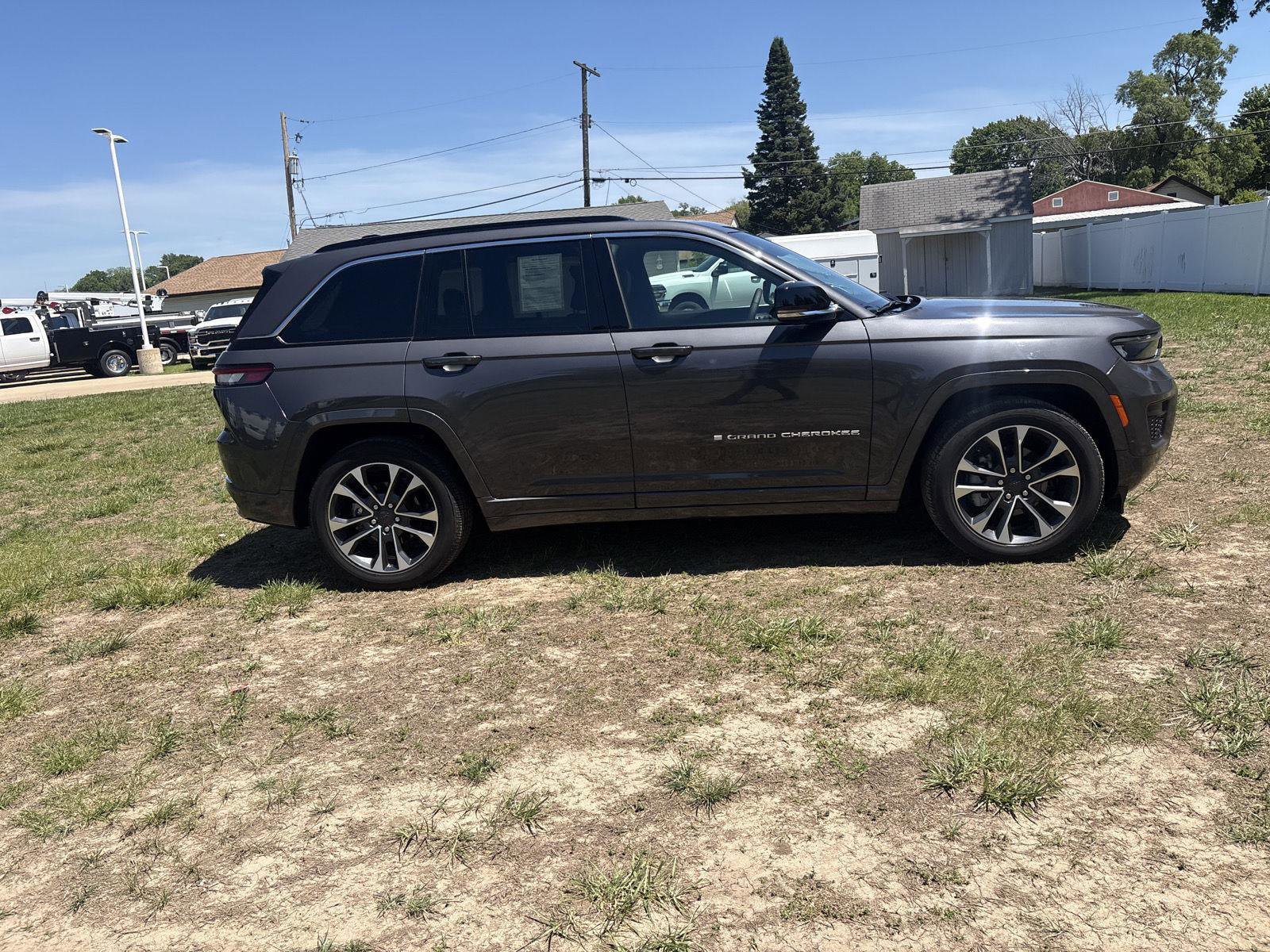 Used 2025 Jeep Grand Cherokee Overland w/ Luxury Tech Group IV AWD/4WD image 5