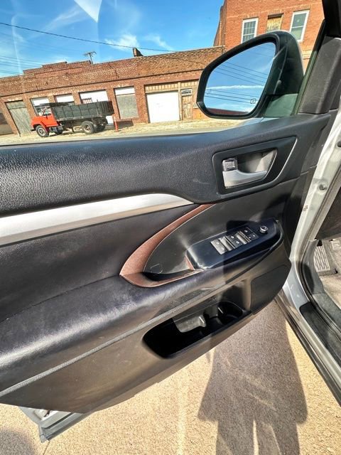 Used 2017 Toyota Highlander XLE image 21
