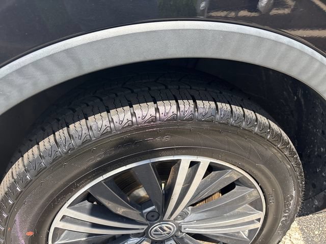 Used 2018 Volkswagen Tiguan SEL AWD/4WD image 28