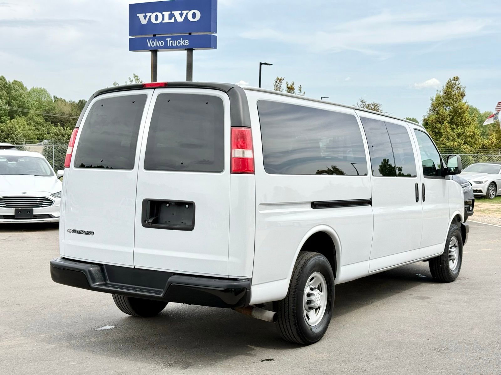 Used 2017 Chevrolet Express 3500 LS image 9