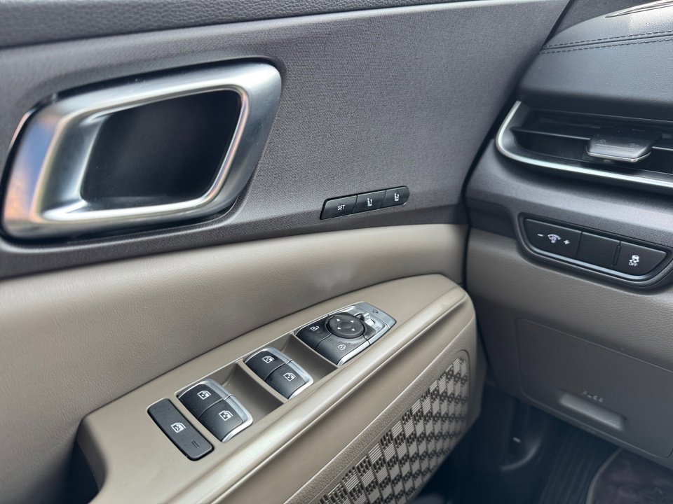 Used 2025 Kia Carnival EX FWD image 36
