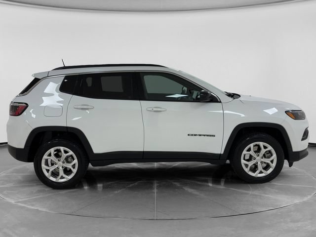Used 2024 Jeep Compass Latitude AWD/4WD image 2
