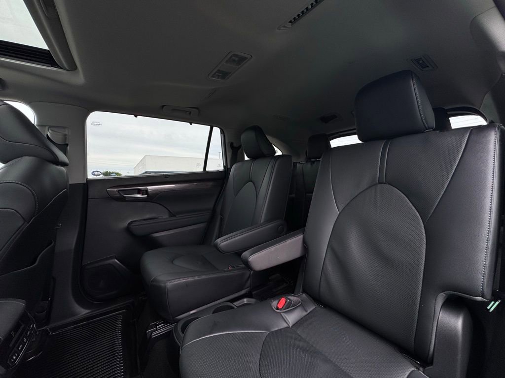 Used 2023 Toyota Highlander Limited FWD image 21
