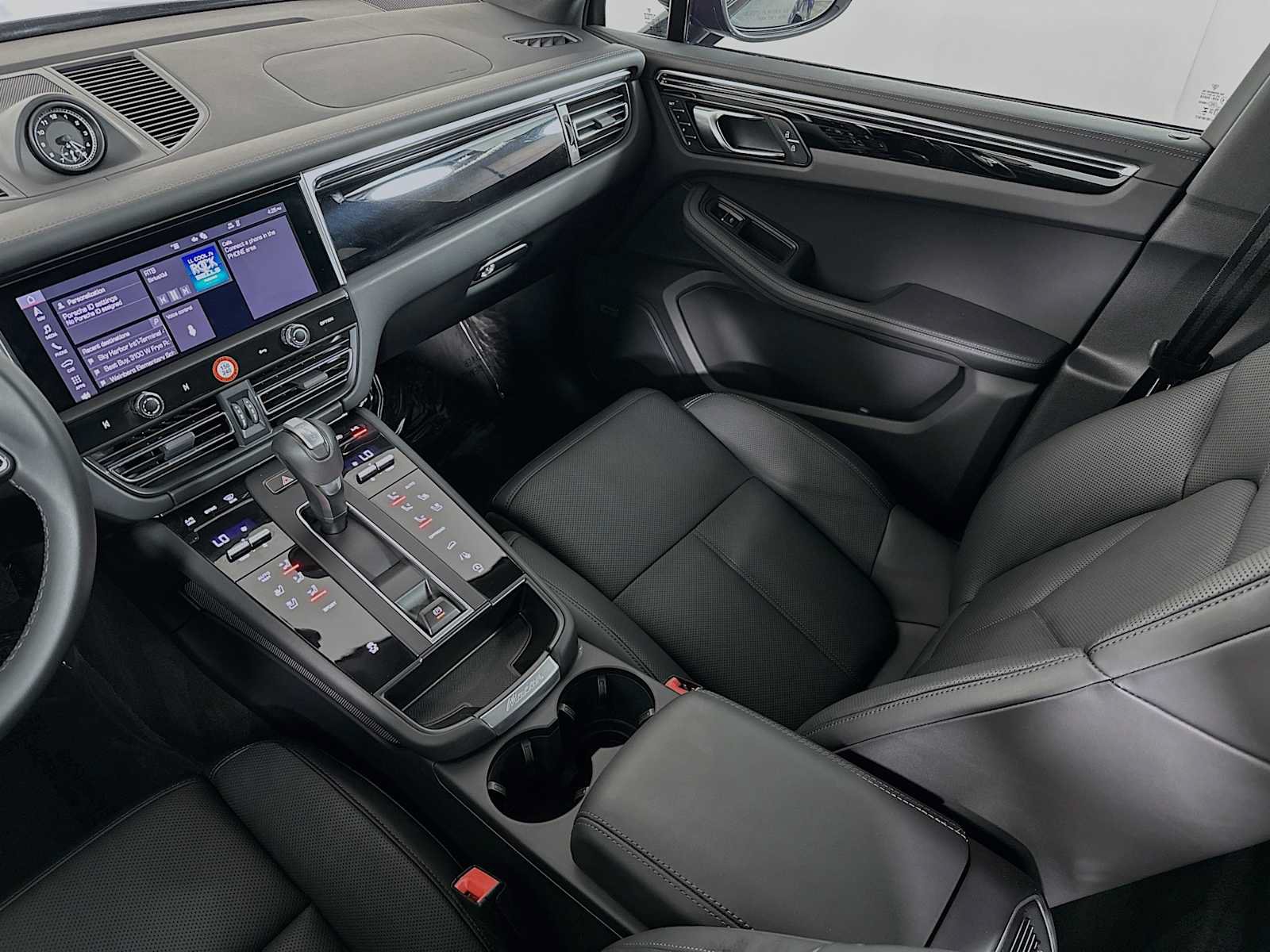 Certified 2026 Porsche Macan AWD/4WD image 25
