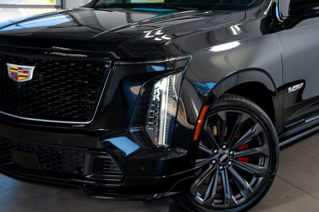 Used 2025 Cadillac Escalade V image 3