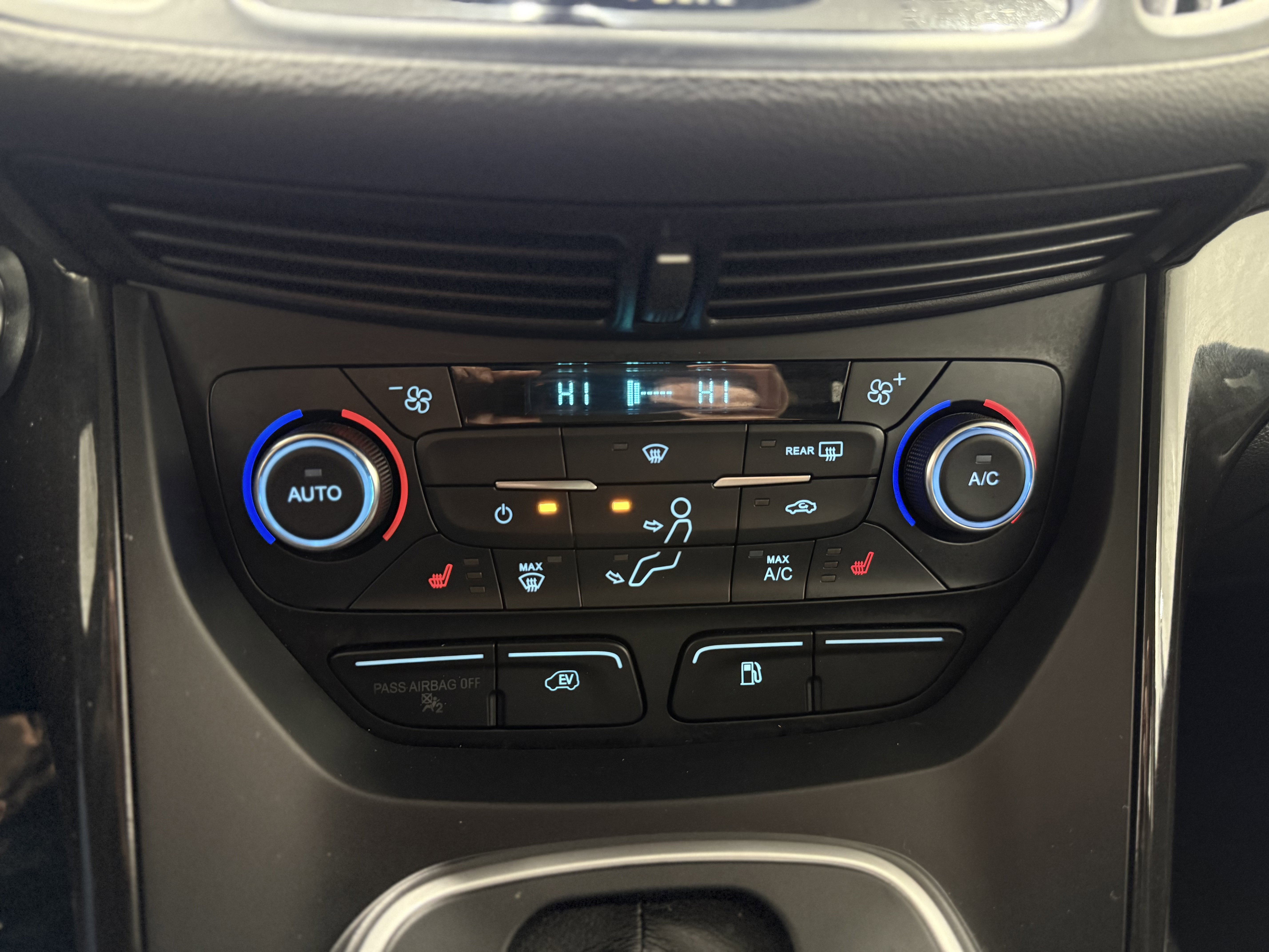 Used 2017 Ford C-MAX Energi Titanium image 19