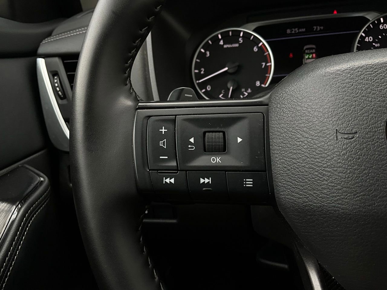 Used 2025 Nissan Rogue SV image 33