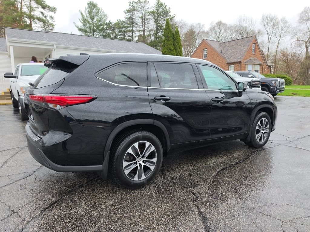 Used 2020 Toyota Highlander XLE AWD/4WD image 5