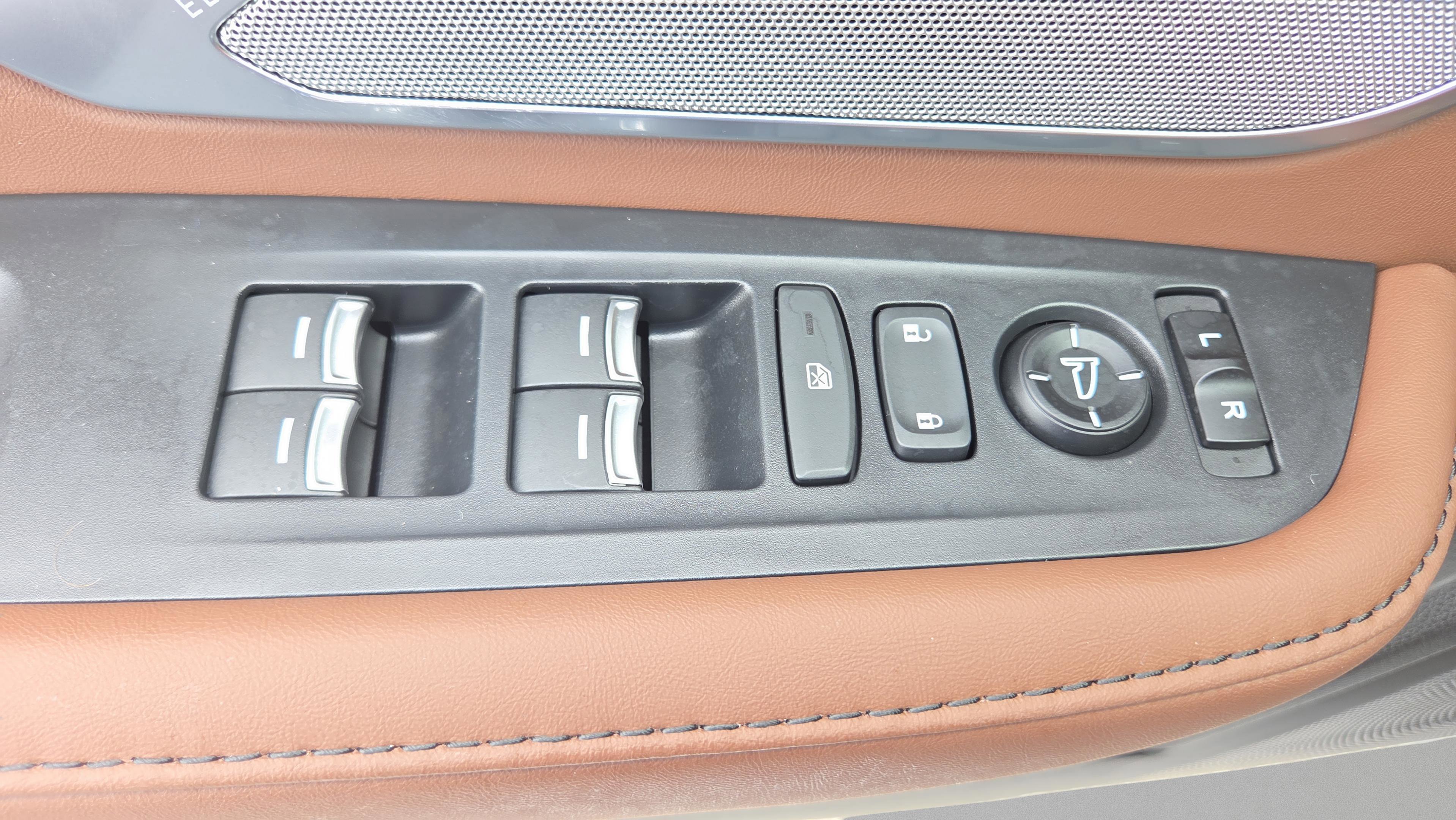 Used 2025 Acura RDX SH-AWD w/ Technology Package image 36