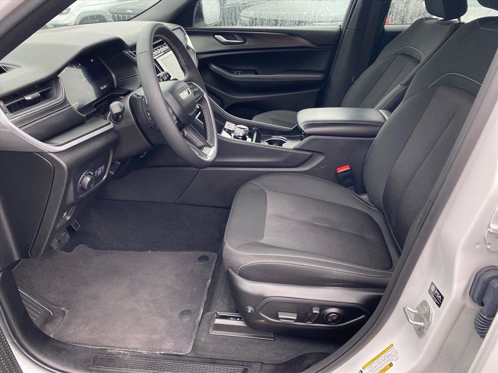 Certified 2025 Jeep Grand Cherokee Laredo AWD/4WD image 9
