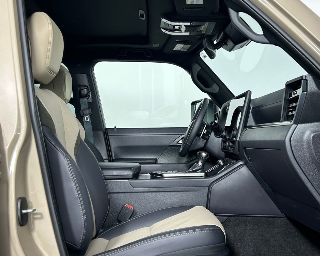 Used 2025 Lexus GX 550 AWD/4WD image 11