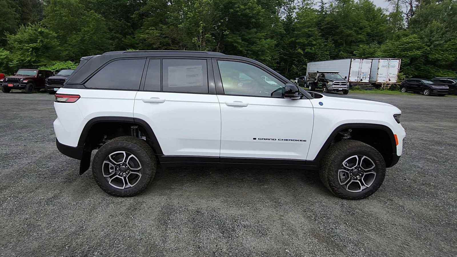 New 2024 Jeep Grand Cherokee Trailhawk w/ Advanced Protech Group II image 9