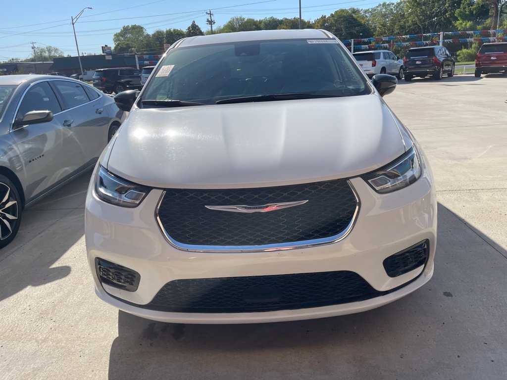 Used 2024 Chrysler Pacifica Touring-L FWD image 2