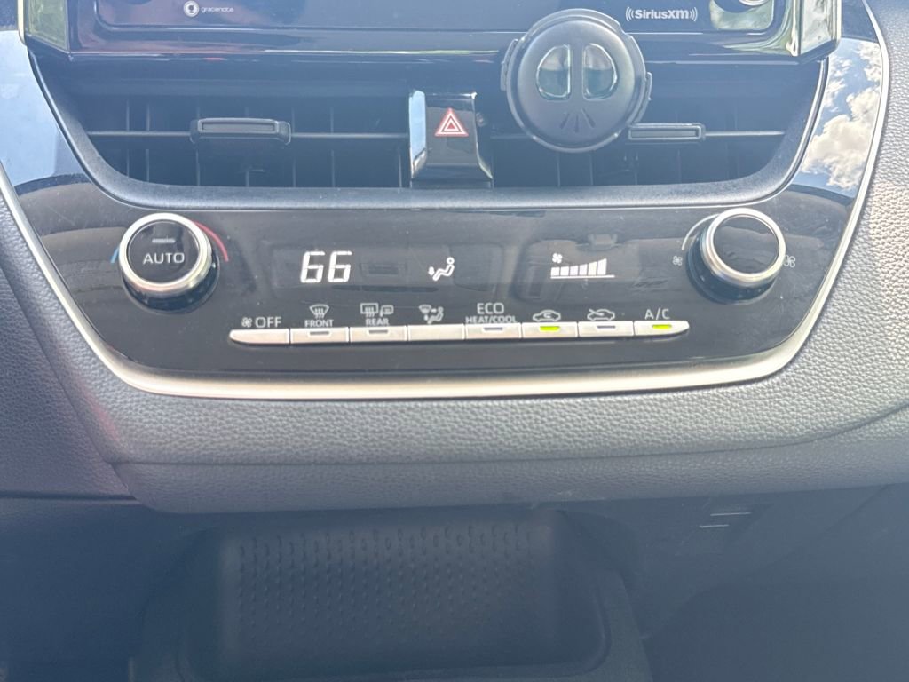 Used 2021 Toyota Corolla LE image 23