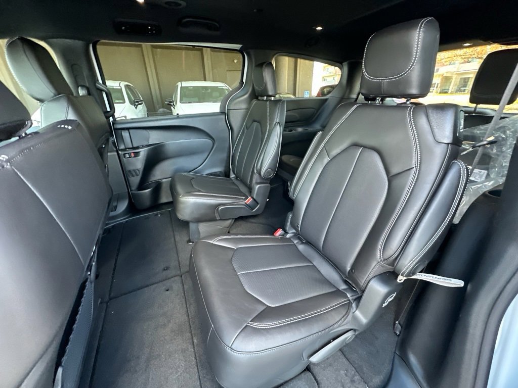 New 2026 Chrysler Pacifica Select image 18