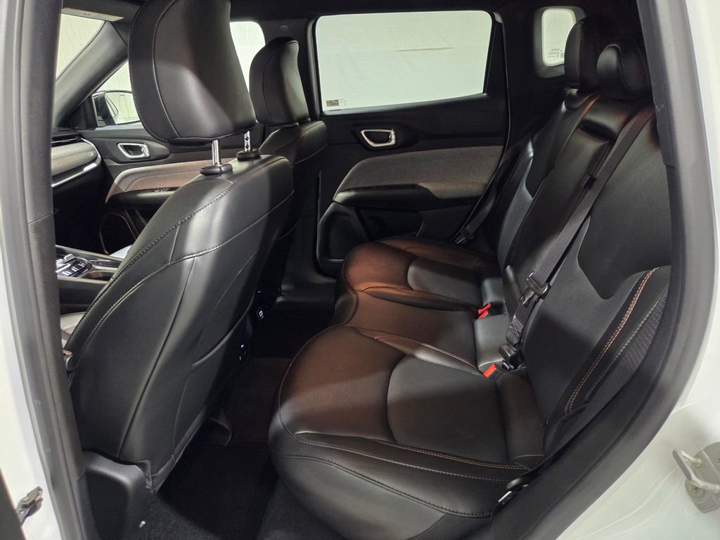 Used 2023 Jeep Compass Latitude image 13