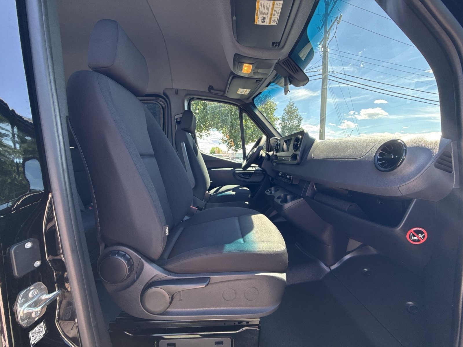 Used 2024 Mercedes-Benz Sprinter 2500 image 28