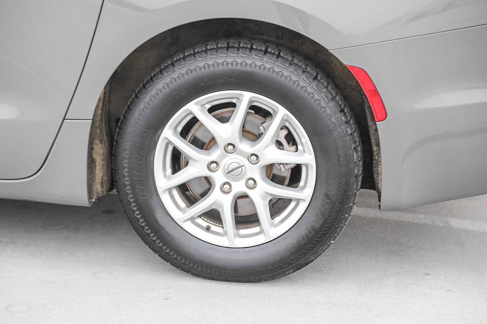 Used 2022 Chrysler Pacifica Touring-L image 11