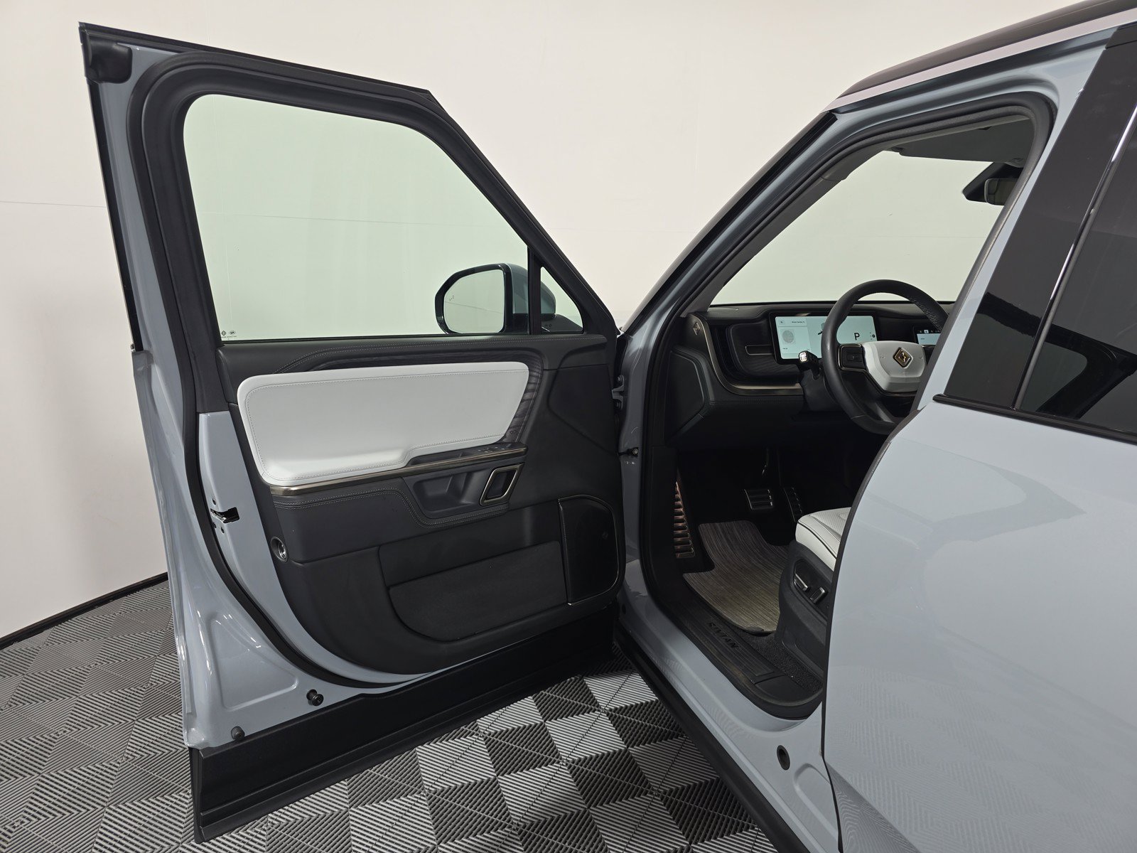 Used 2024 Rivian R1S Adventure AWD/4WD image 16