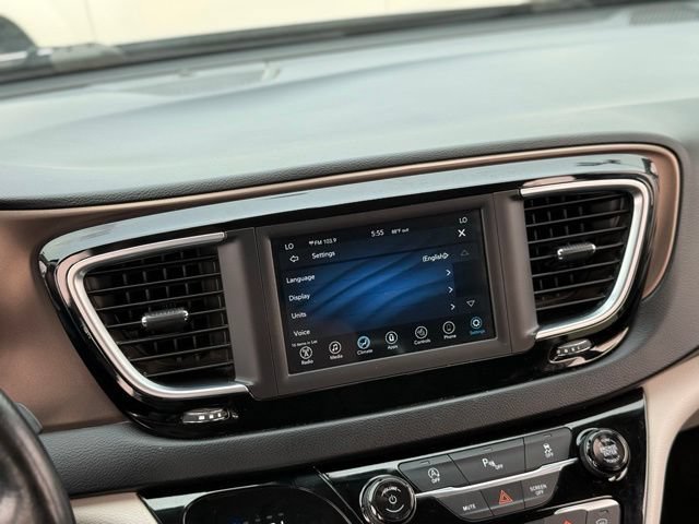 Used 2019 Chrysler Pacifica Touring-L FWD image 20