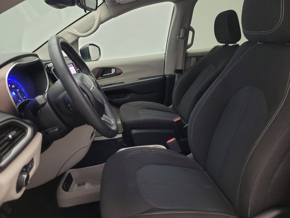 Used 2023 Chrysler Voyager LX FWD image 17