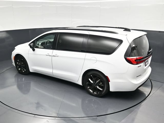Used 2025 Chrysler Pacifica Limited FWD image 56