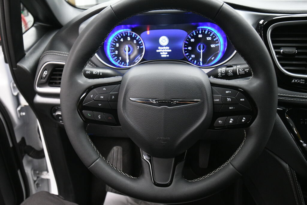 Used 2025 Chrysler Pacifica Limited FWD image 12