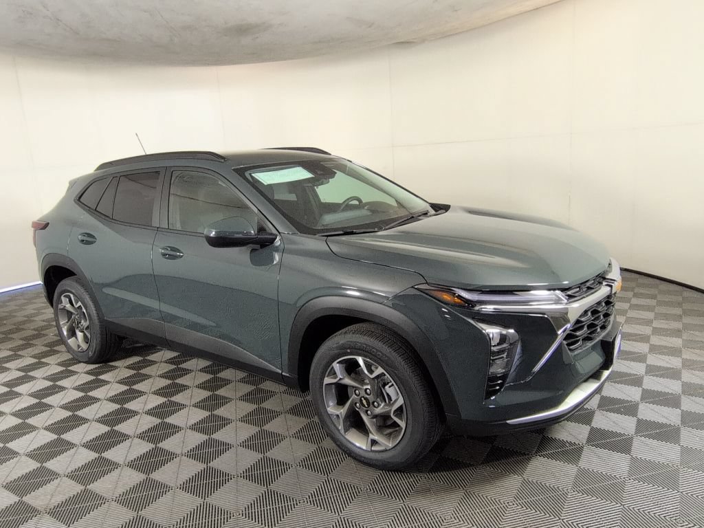 New 2026 Chevrolet Trax LT w/ Driver Confidence Package FWD image 3