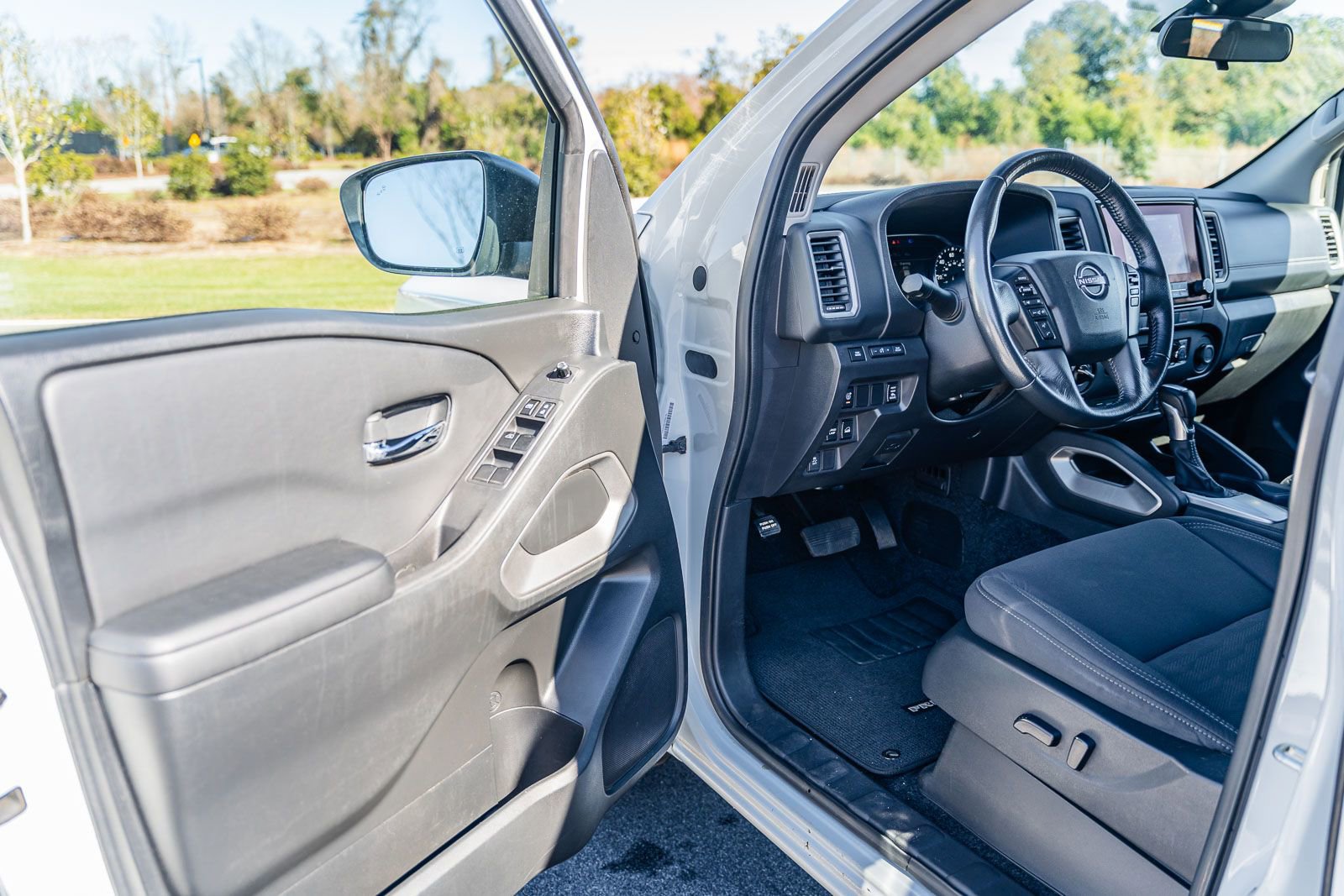 Used 2024 Nissan Frontier SV w/ Technology Package image 17