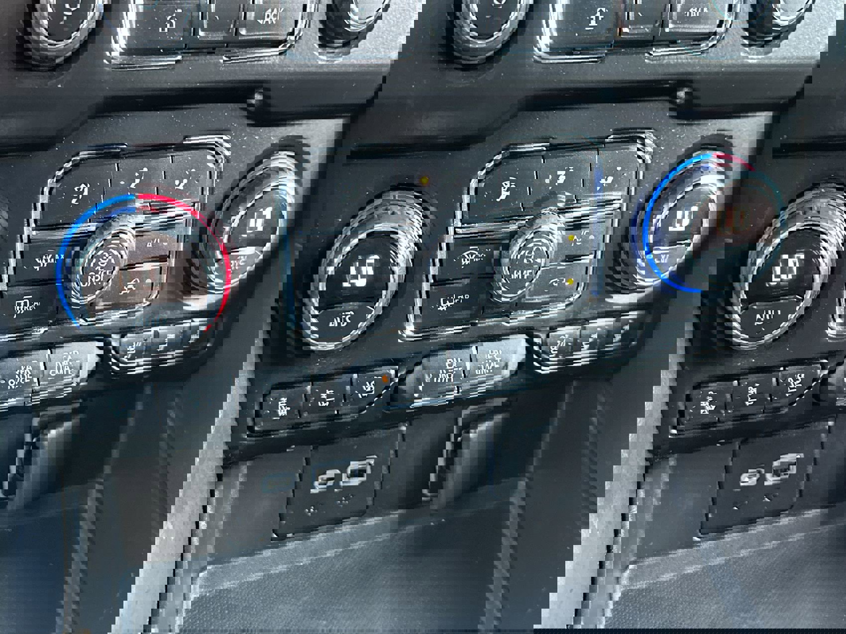 Used 2021 Chevrolet Tahoe Premier w/ Premium Package image 19