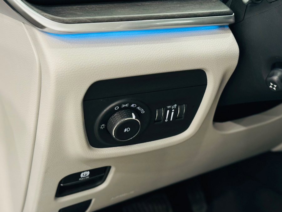 Used 2022 Jeep Grand Cherokee Overland w/ Adv Protech Group III image 13