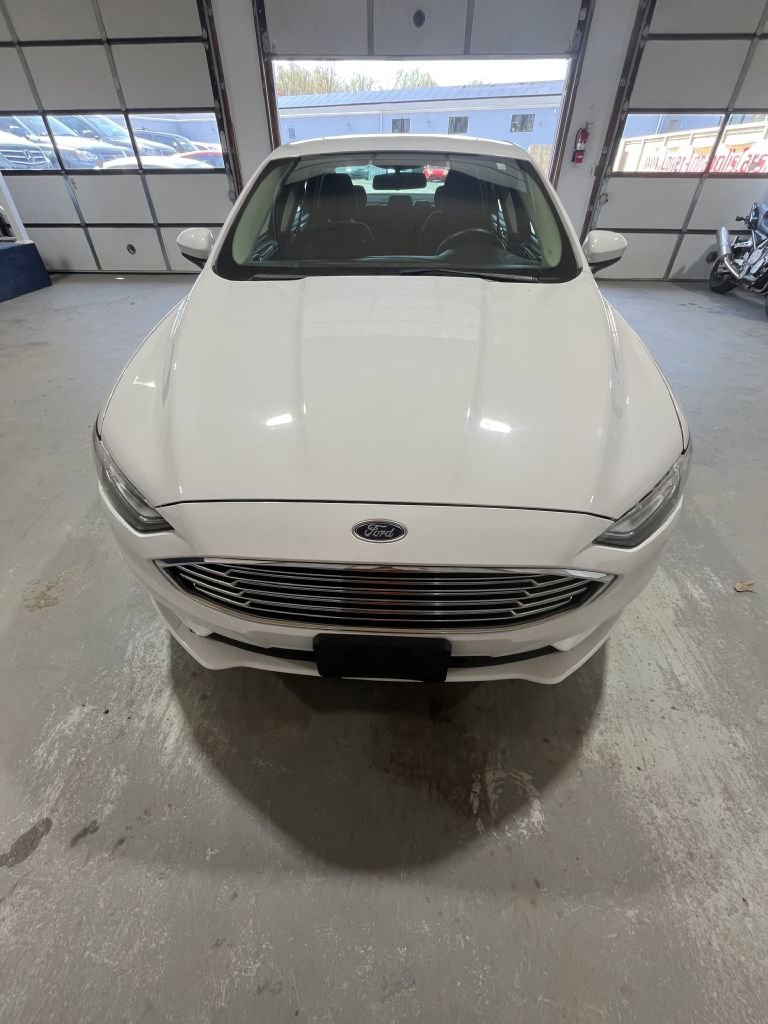 Used 2017 Ford Fusion SE image 3