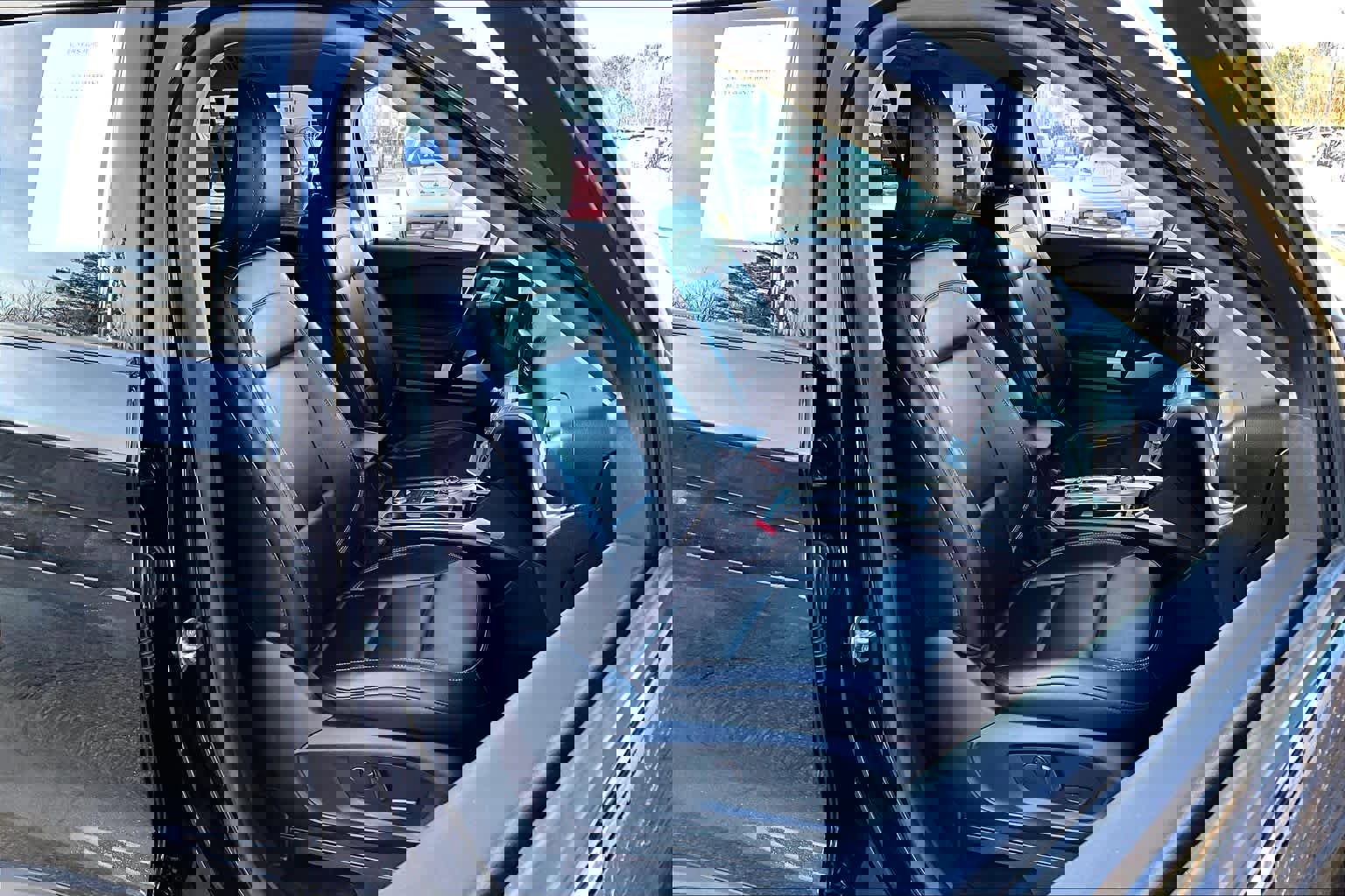 Used 2021 Ford Explorer XLT w/ Equipment Group 202A image 8