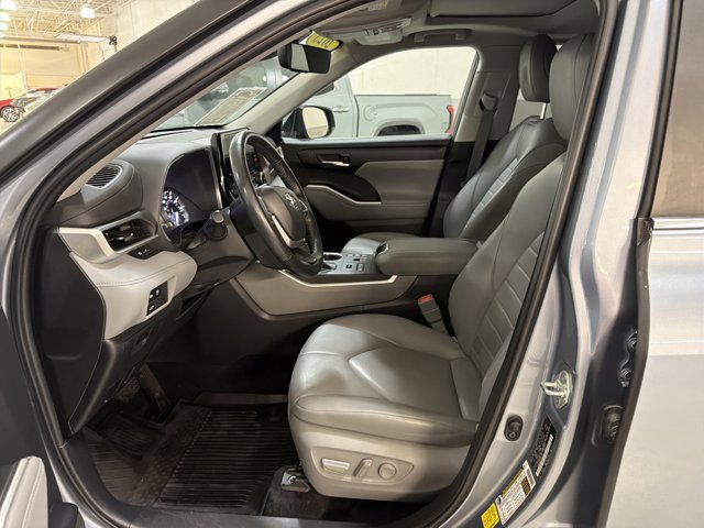 Used 2023 Toyota Highlander XLE w/ Protection Package #3 (TMS) AWD/4WD image 16