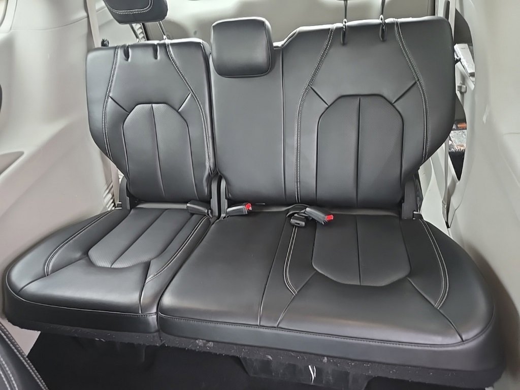 Used 2024 Chrysler Pacifica Touring-L image 26