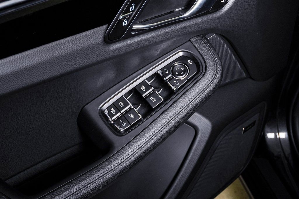 Certified 2025 Porsche Macan image 26