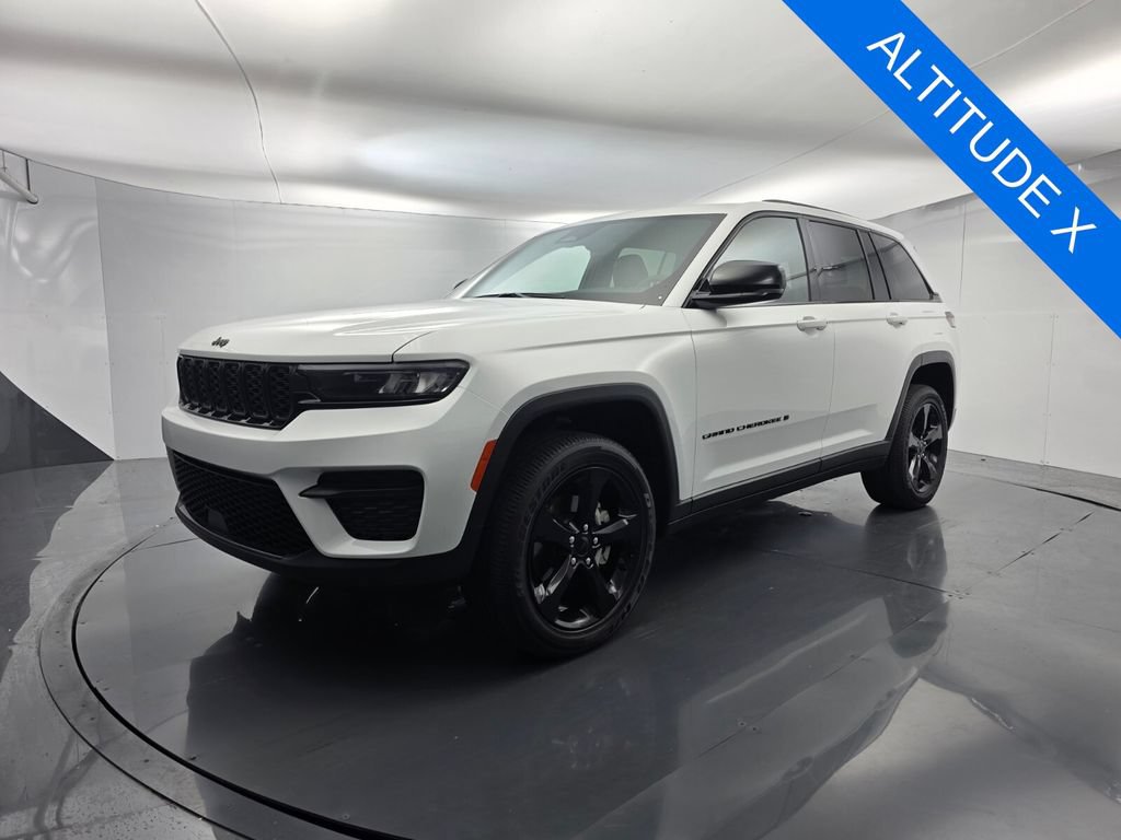 Used 2023 Jeep Grand Cherokee Altitude AWD/4WD image 8