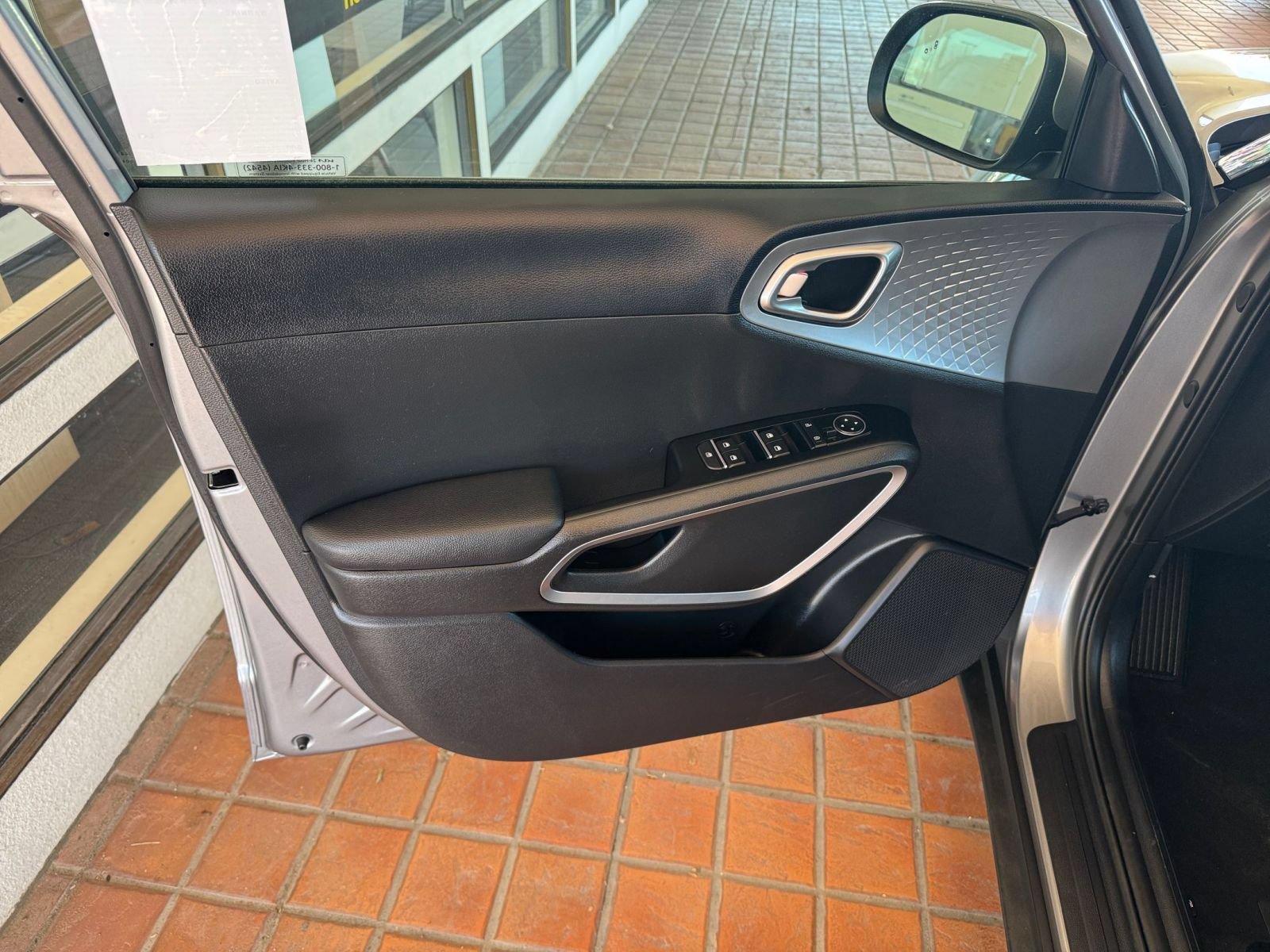 Used 2025 Kia Soul LX w/ LX Technology Package FWD image 18