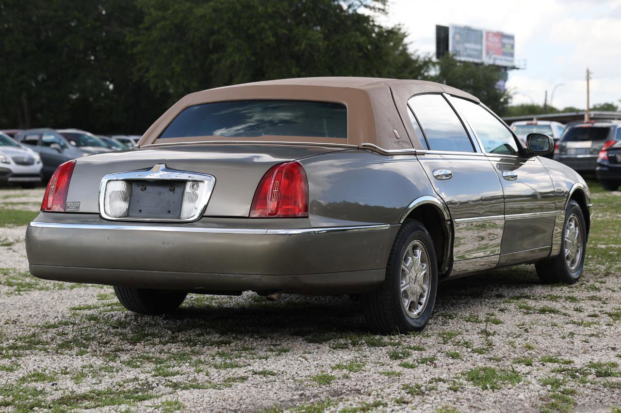 Used 2001 Lincoln Town Car Signature RWD image 11