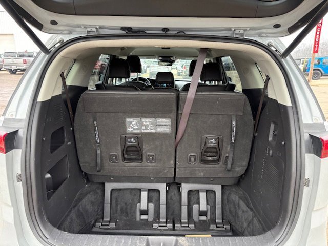 Used 2023 Kia Carnival EX image 11