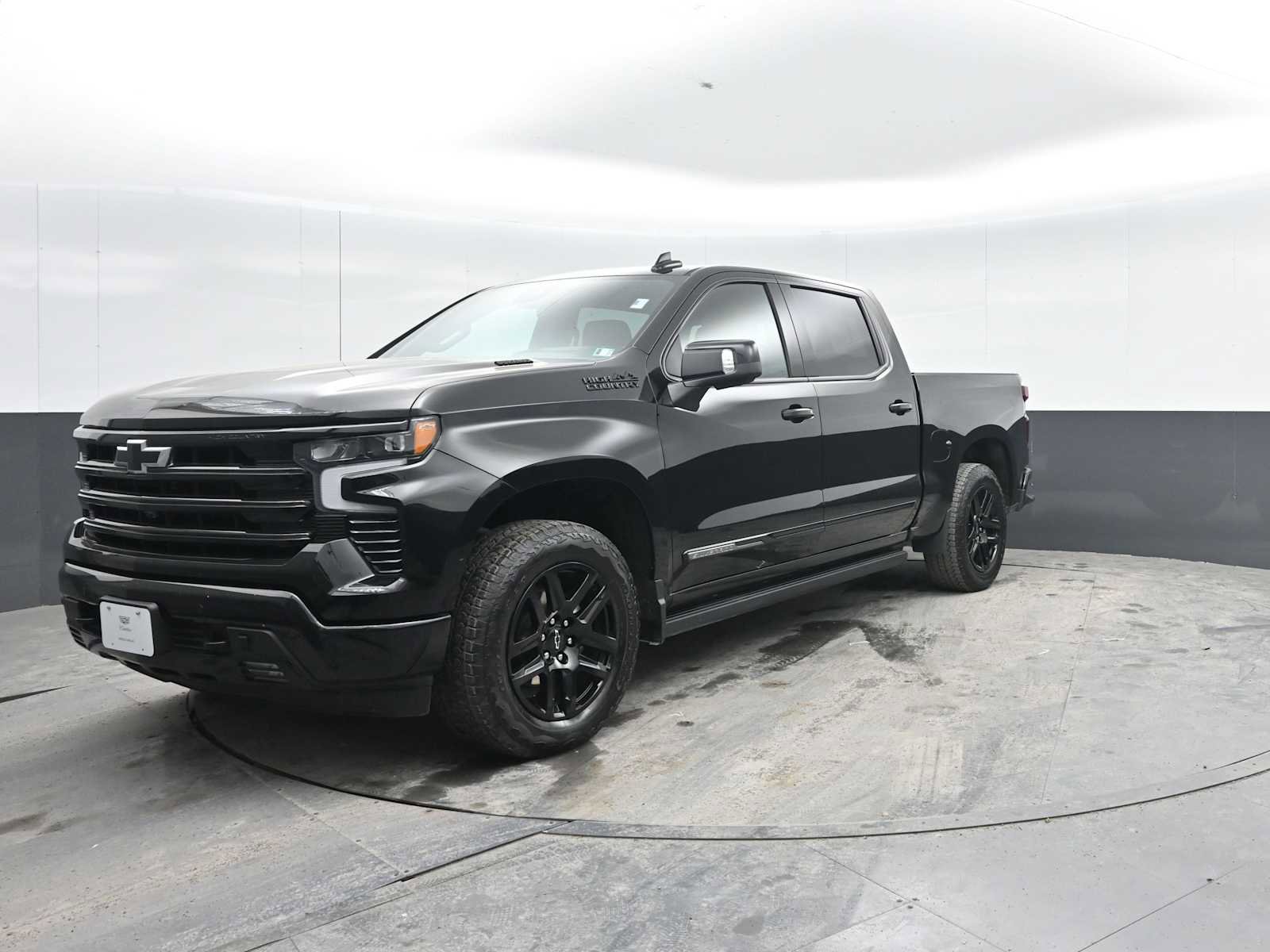 Used 2025 Chevrolet Silverado 1500 High Country w/ Midnight Edition AWD/4WD image 4