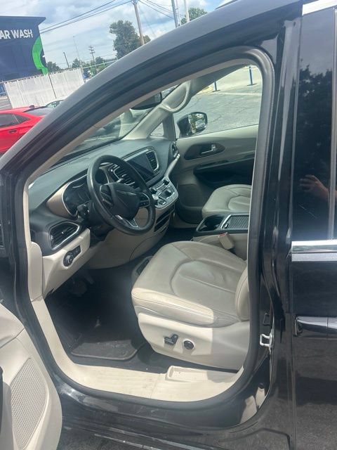 Used 2017 Chrysler Pacifica Touring-L Plus w/ Advanced Safetytec Group FWD image 13