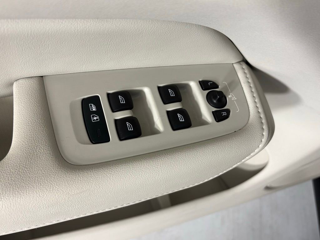 Used 2023 Volvo XC60 B5 Ultimate w/ Protection Package image 15